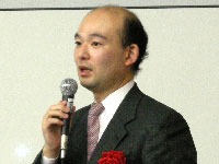 小泉 秀親 氏